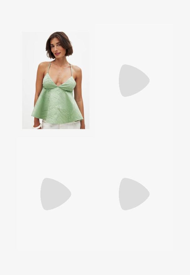 Hellgrünes, ärmelloses Top mit einer gewellten Textur, tiefem V-Ausschnitt und dünnen Trägern; ausgestellte Silhouette verleiht Volumen.; NA-KD WEITEN BEINEN - Chino - black; Beige Slingback-Schuh mit spitzem Zehenbereich und kleinem Absatz, mit einer glänzenden Lackoberfläche und zwei verstellbaren Riemen über dem Fuß.; Schwarze Leder-Eimerhandtasche mit strukturierter Form, goldenem Hardware-Verschluss, kurzem Griff und glatter Textur. Der Boden hat eine leichte Krümmung.; Goldene Ohrringe mit spiralförmigem Design, die eine geriffelte Textur und eine offene Hufeisenform aufweisen. Die Oberfläche ist glänzend und reflektierend.