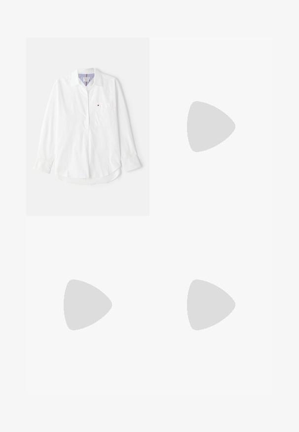 Chemise blanche à manches longues en coton, dotée d'un col boutonné, d'une poche poitrine et de détails rayés subtils à l'intérieur du col.; Jupe plissée noire en tissu au toucher lisse. Dotée d'une taille structurée et de multiples plis verticaux pour la définition.; Escarpin noir en cuir verni à talons hauts avec un bout pointu, texture lisse et silhouette épurée. Le talon mesure environ 7,5 cm.; Bague d'éternité en argent poli, ornée d'une rangée de pierres en zircon cubique transparent, montées en griffes, mettant en valeur un design continu.