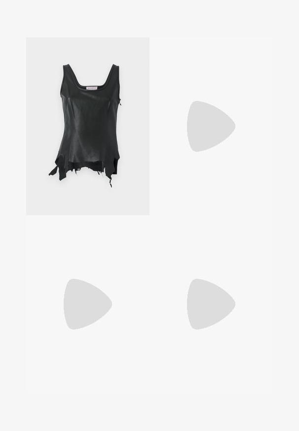 Top din piele neagră, cu decolteu rotund, având un tiv asimetric și margini desfăcute. Textură fină, cu un design ajustat.; Pantaloni scurți din dantelă neagră cu un model floral și talie solidă neagră în contrast. Design transparent cu textură moale, lungime până la mijlocul coapsei.; Pantofi cu toc slingback negri din patent, cu vârf ascuțit, cu imprimeu de șarpe texturat, curea ajustabilă și toc scurt texturat.; Geantă neagră din piele, tip crossbody, cu două buzunare frontale, catarame aurii, închidere cu fermoar și o curea subțire. Suprafață texturată și formă rectangulară compactă.