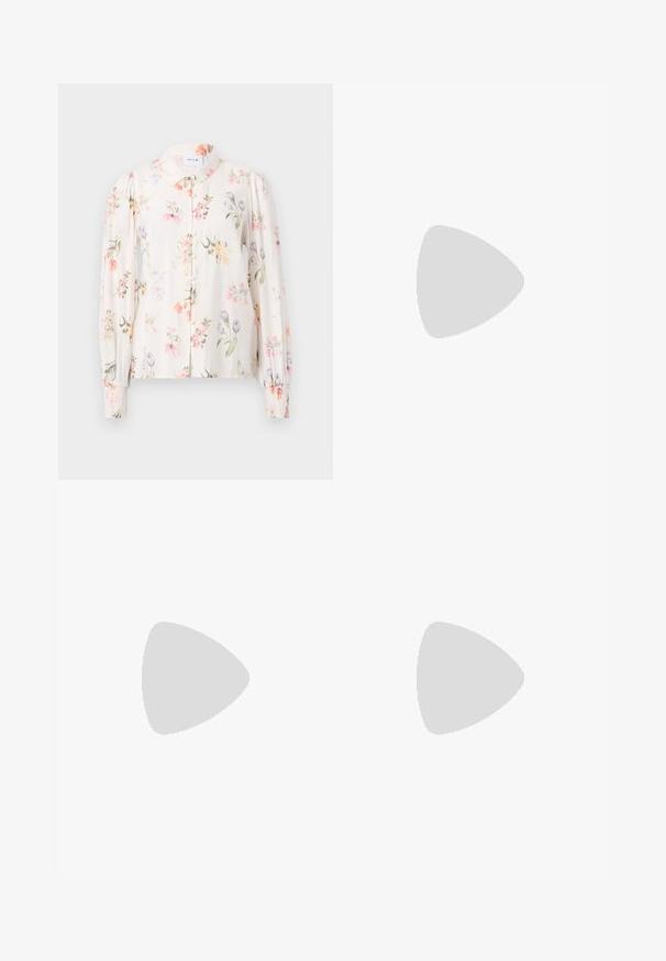 Bluză cu nasturi, florală, dintr-o țesătură de crem deschis. Are mâneci lungi cu volane, guler și un amestec de modele colorate cu flori. Textură moale.; Bluză cu mânecă lungă, albă, cu guler înalt, din material cu dungi, având detalii cu volănașe la guler și tiv rupt. Textură netedă, design ajustat.; Pantaloni largi khaki dintr-un material texturat, cu talie înaltă și pliuri subtile pentru un plus de detaliu. Terminare netedă a taliei.; Pantofi slingback cu vârful ascuțit, din piele lacuită bej, cu toc subțire și curea ajustabilă pentru o fixare sigură.