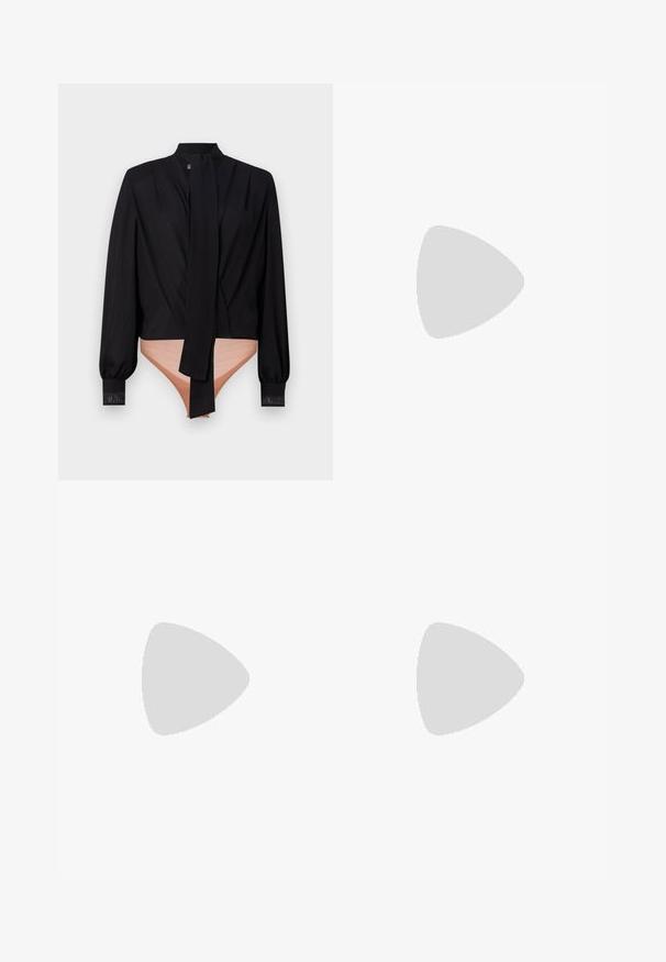 Elisabetta Franchi WOMEN BODY SHIRT - Blūze - nero; Elisabetta Franchi PANTS - Auduma bikses - nero; Melnas ādas slingback zābaki ar smailu purngalu, ar šauru papēdi un zelta krāsas akcentu uz regulējama siksniņas. Gluda tekstūra.; Melnas ādas roku soma ar struktūru, ar īsu formu, augšējo rokturi un zelta aksesuāriem. Iekļauta regulējama plecu siksna.