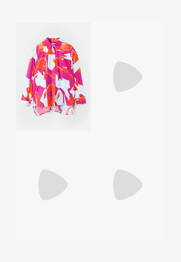 Košile na knoflíky s barevným abstraktním vzorem v růžové, oranžové a světle modré barvě. Vyrobena z hladkého materiálu s límcem a dlouhými rukávy.; Světle růžové lněné šortky s nařasením a vlnitým lemem, zdobené bílými a modrými accentními kolečky. Obsahují přední zapínání na knoflík.; Černé kožené mokasíny s hladkým povrchem, se zdobným zlatým kovovým akcentem na přední straně. Nízkoprofilový design a zaoblená špička.; Červená semišová kabelka na rameno s křivkovým tvarem. Obsahuje stříbrný akcent a nastavitelné ucho se kovovými detaily. Hladký povrch.