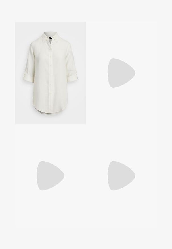 Witte linnen blouse met een knoopsluiting, korte opgerolde mouwen, een kraag en een afgeronde zoom. Voorzien van lichtgekleurde knopen.; Wijd-zit jeans van off-white denim. Hooggaande taille met een knoopsluiting, twee voorzakken en contrasterende stikdetails.; Zwarte leren open teen slingback schoen met een vierkant hak en een tan kleurige binnenkant. Heeft een gebogen bovenkant ontwerp en een gestructureerde zool.; Een bruine leren handtas met een gestructureerde afwerking en zilverkleurige hardware, vastgehouden met een hand naast een bruine leren rok en een gebreid patroontrui.