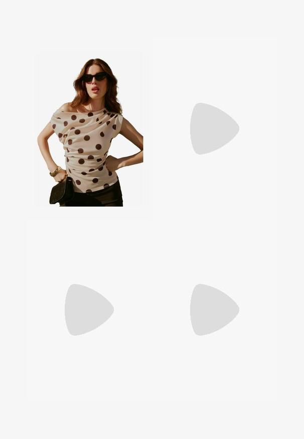 Kremowa bluzka w groszki z drapowanym dekoltem i krótkimi rękawami, zestawiona z czarną kopertówką i okularami przeciwsłonecznymi. Gładki, lekki materiał.; Czarna mini spódnica wykonana z gładkiego materiału, o prostym kroju z bocznymi rozcięciami i czystym wykończeniem. Prosta i uniwersalna.; Czerwone siateczkowe baletki z ostro zakończonym noskiem, z cienkim paskiem i zapięciem. Wierzch ma otwarty, plasterkowy wzór.; Okrągłe, brązowe okulary przeciwsłoneczne z błyszczącą bordową oprawą. Cienkie ramiona z subtelnym detalem marki. Płaski kształt soczewek.; Wykonana z plecionej słomy koszyk o rozszerzającym się kształcie, z czarną skórzaną podstawą i uchwytami. Teksturowane naturalne włókna z gładkimi czarnymi akcentami.