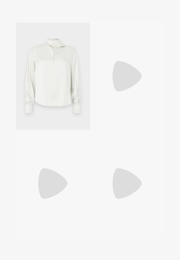 Camicia in satin bianco con colletto alto, spacco frontale, maniche lunghe e polsini con bottoni. Texture liscia e design minimalista.; Pantaloni in denim blu scuro con vestibilità dritta, dotati di chiusura con bottone, passanti per cintura e cuciture a contrasto. Design classico con cinque tasche.; Stivali alti in pelle nera fino al ginocchio con punta quadrata, cerniera laterale e nastro regolabile con un accento in catena metallica. Finitura opaca e suola robusta.; Borsa a spalla in suede marrone con chiusura a zip, tracolla regolabile e dettagli in metallo argentato, caratterizzata da una superficie leggermente testurizzata.