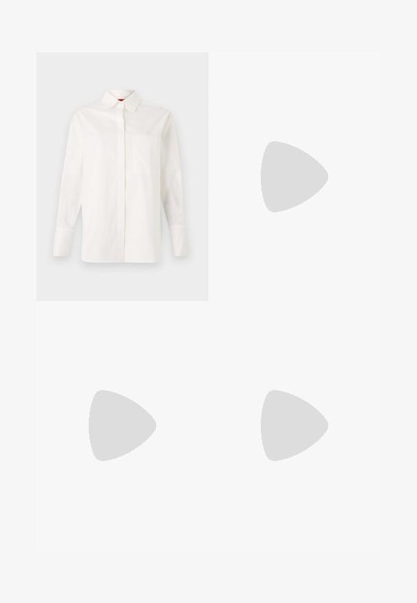 Chemise blanche à manches longues en coton, avec un col classique, une poche poitrine unique et des poignets boutonnés. Texture lisse, coupe droite.; Jupe plissée grise en tissu à motif chevrons ; dotée d'une taille structurée et d'une coupe droite en bas.; Mule en cuir verni noir à talon haut avec un bout pointu et une silhouette épurée, doté d'un dos ouvert et d'un talon aigu slender.; Sac à main en cuir bleu marine avec deux longues poignées, un détail de boucle et un porte-clés accroché. Il présente une texture lisse et une forme rectangulaire.