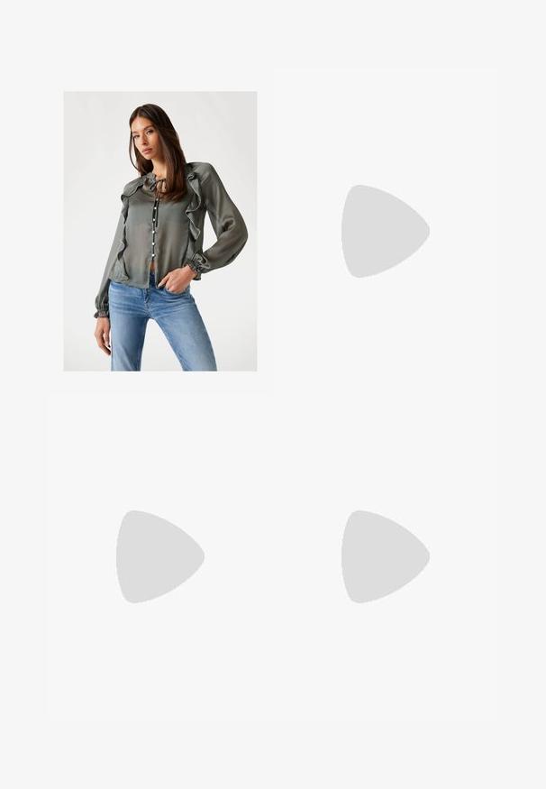 Ahnas hall blouse, millede detailitega, pikad varrukad, paela kaelus ja ees nuppe, koos siniste teksadega, et luua vabalt aega.; Mustade triibulised püksid laia säärega disainiga, millel on lühendatud pikkus ja volditud vöökoht, et saavutada ülihästi istuv välimus. Pehme kangastekstuuri.; Mustadast mustast lakknahast kõrge kontsaga kingad, millel on terav varvas, reguleeritav rihm ja jäme ristkülikuline konts.; Must have mustrõngus mustal sädelev mini käekotil on sõlme tekstuuriga rihm ja hõbedane ketis. Ümar kuju, kokku kogutud ülaosa ja peegeldav detail.