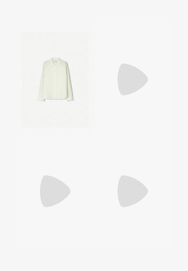 Weißes Langarmhemd aus strukturiertem Stoff, mit Knopfleiste, klassischem Kragen und Manschetten. Dezentes Karomuster über das gesamte Shirt.; Schwarze Sweatpants aus weichem Stoff, mit einem elastischen Bund und schmal zulaufenden Beinen, ohne sichtbare Muster oder Hardware-Details.; Schwarze Leder-Slipper mit glattem Obermaterial, gesteppten Akzenten, runder Zehenpartie und niedrigem Gummiabsatz. Die Sohle hat ein minimales Profil.; Schwarze Sonnenbrille mit rechteckiger Form, dunklen Gläsern, silbernen Akzenten an den Bügeln und mattierter Oberfläche des Rahmens.