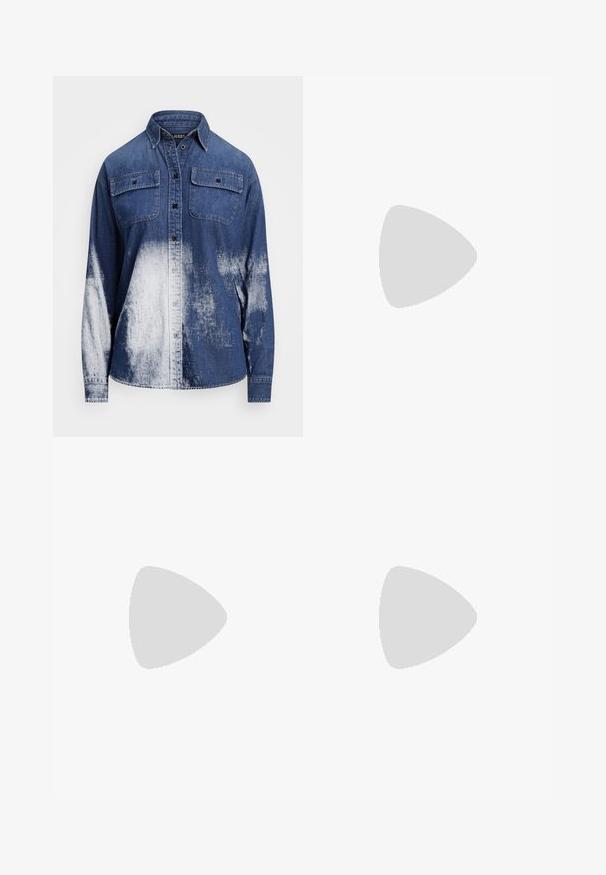 Denimskjorte med frontknapper, brystlommer og en gradientvask fra mørkeblå til lys blå, med en myk tekstur og klassisk krage.; Burgunderfarget tylskjørt med volanger, elastisk midje og varierende lengder, med en myk, lett tekstur.; Marinblå, lakkert høye hæler med spiss tå og en liten, slank hæl. Har en kviltet tekstur og ingen synlige maskinvarer.; Gullfargede metalløredobber med en buet, forlenget form. Har en jevn, blank overflate og en avrundet tupp for ekstra detaljer.