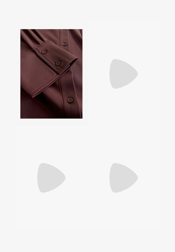 Bordoeza krāsas garām piedurknēm krekls ar gludu tekstūru. Raksturots ar salocītu aproci, pogu detaļām un smalkām krokojuma līnijām uz piedurknes.; Friends Like These SPUN BIAS MIDI  REGULAR FIT - A-silueta svārki - brown leopard; Melni lakoti augstpapēžu sandales ar divām sprādzēm, kvadrātveida purngalu un masīvu papēdi, ar gludu, spīdīgu virsmu.; Melnas ādas rokassoma ar izliekta formu, noņemamu siksnu un zelta aksesuāriem. Somai ir vāciņš ar sprādzes detaļu.