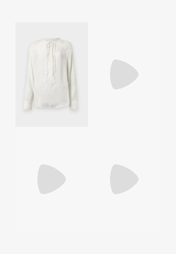 Beige ribbet ærmeløs top med rund halsudskæring, der har en tætsiddende pasform og glat tekstur, ideel til lag-på-lag eller varmt vejr.; Hvid langærmet bluse med rund halsudskæring og snorelukning. Har en tekstureret kant langs fronten og manchetterne. Glat stoffinish.; Beige vide ben bukser i en blanding af linned, med en glat tekstur, klassiske frontfolder og sidelommer for ekstra funktionalitet.; Sorte lædersandaler med tynde stropper og en spændet ankelrem. Flad sål med en tekstureret overflade og zigzag kant. Minimalistisk design.