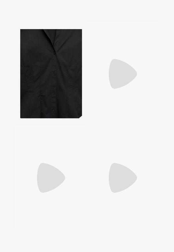 Schwarzes, tailliertes Hemd vorne mit Knopfverschluss und subtilen vertikalen Nahtdetails auf einfarbigem Stoffhintergrund.; Schwarze, maßgeschneiderte Hosen mit einer glatten Textur, ausgestattet mit einem Knopfverschluss, zwei Seitentaschen und aufgeschlagenen Säumen für eine schmal zulaufende Passform.; Schwarze Leder-Stiefeletten mit Blockabsatz, ausgestattet mit seitlichen elastischen Einsätzen und einer glatten Oberfläche, getragen mit einem hellblauen Denim-Rock.; Schwarzer Schal aus weichem Stoff, mit einem dreieckigen Design und fransigen Kanten. Die Oberfläche ist glatt, ohne Muster oder Verzierungen.; Schwarze Metallkette mit länglichen Gliedern, einem zentralen Tropfenakzent und einem kreisförmigen Anhänger am Ende, alles in matter Oberfläche.