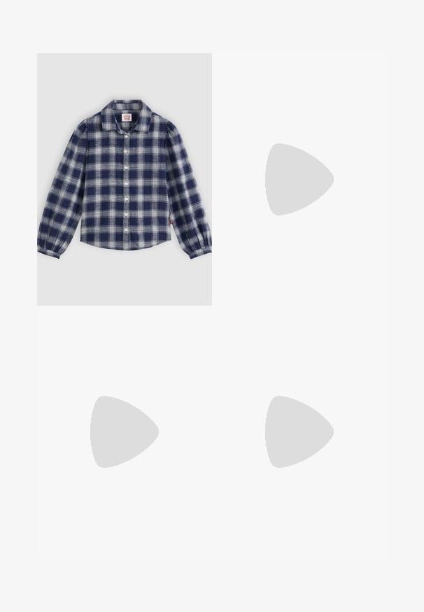 Navyblauwe mouwloze top gemaakt van gladde, rekbare stof. Heeft een ronde halslijn en een aansluitende silhouet met een schone zoom.; Marineblauw en witte geruite langekorte shirt met een knoopsluiting aan de voorkant, klassieke kraag en gathered manchetten. Gemaakt van lichtgewicht stof.; Lichtblauwe denim jeans met een rechte pijpontwerp, uitgerust met een verouderde zoom, koperen klinknagels en een klassieke vijf-pocketstijl.; Bruine leren bootsschoen met gouden oogjes, ronde veters en een gestructureerde bruine rubberen zool. Kenmerkt zich door gestikte details en een verhoogd logo.