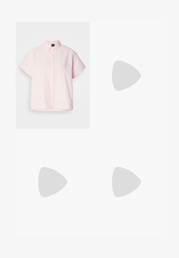 Lys rosa kortermet skjorte med knapper laget av bomull. Har klassisk krage, frontknapper og buet søm. Jevn tekstur.; Rosa tweed-shorts med et strukturert mønster og frynset kant. Har en midje med knapplukking. Lett stoff, midt på låret lengde.; Svart skinn slingback-sko med spiss tå, slank hæl og gullfarget detalj på vampen. Glatt tekstur og strukturert design.; Svart skinnhåndveske med teksturert finish, vinklet form, doble håndtak og justerbar skulderrem. Har et DKNY-logo som detaljer.