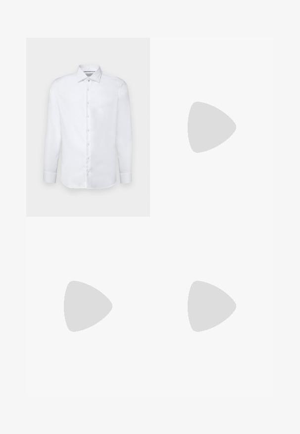 Michael Kors STRETCH SLIM FIT - Zakelijk overhemd - white; Marineblauwe sportbroek met een gladde textuur, elastische tailleband en een klein geborduurd logo op de bovenste linkerkant van de broekspijp. Klassiek recht model.; Witte leren sneaker met een gladde afwerking, ronde neus, platte veters en een gestructureerde zool. Kenmerkt zich door een subtiel logo op de hiel.; Zwarte rechthoekige zonnebril met donkere lenzen, een dik plastic montuur, gouden accenten op de veren en het merkembleem gegraveerd op de arm.