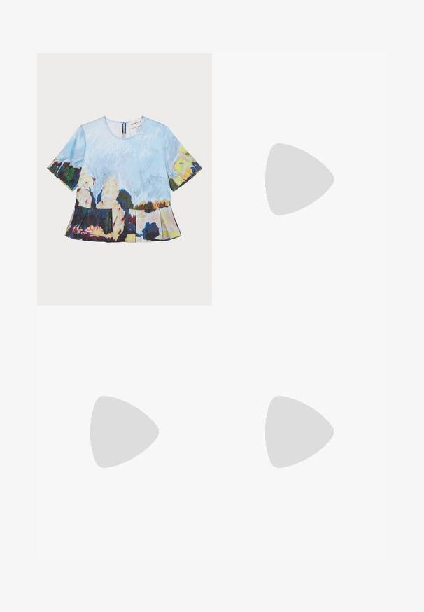 T-shirt à manches courtes avec un imprimé artistique bleu et multicolore, présentant un ourlet plissé et une fermeture éclair au dos.; Pantalons en lin beige avec un design à jambes larges, dotés de plis avant, de poches latérales et d'une texture lisse. Coupe classique et style polyvalent.; Elleme ASYMMETRIC STRAP - Mules à talons - white; Lunettes de soleil écaille de tortue avec une monture rectangulaire épaisse. Verres sombres et accents dorés sur les branches. Fini lisse et brillant.
