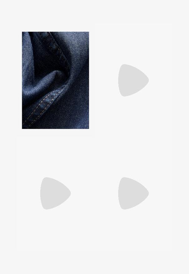 Material din denim albastru închis cu o ușoară strălucire, prezentând o textură moale, mototolită și cusături vizibile în ață bej contrastantă.; Pantaloni largi din bumbac alb murdar. Prezintă un fermoar frontal și două buzunare laterale. Textură netedă și design relaxat.; Pantofii sport de culoare albastru deschis cu accente portocalii; partea superioară din plasă, vârf rotund și talpă texturată pentru aderență. Prezintă detalii cu brandul și șireturi.; Ochelari de soare negri, cu lentile ovale, cadru din plastic lucios și brațe subțiri. Prezentă logo-ul Ray-Ban în alb pe lateral.