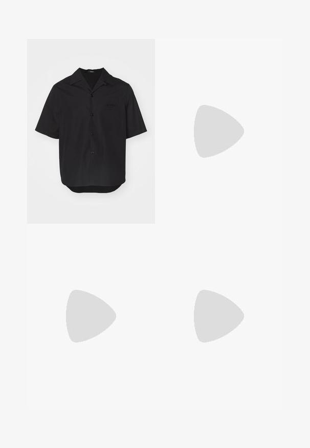 Korte ærmer sort skjorte lavet af glat stof, med spids krave, knapper foran og en brystlomme med præget logo detaljer.; Sort t-shirt med korte ærmer lavet af bomuld, med et hævet hvidt broderet Versace-logo og et medusahoveddesign på forsiden.; Lyscreme shorts lavet af tekstureret stof med elastisk talje, justerbar snoretræk og et trykt sol-design på venstre ben.; Sorte atletiske sneakers med mesh- og ruskinds materialer, tekstureret sål, rund tå og Versace-logo detalje på siden.