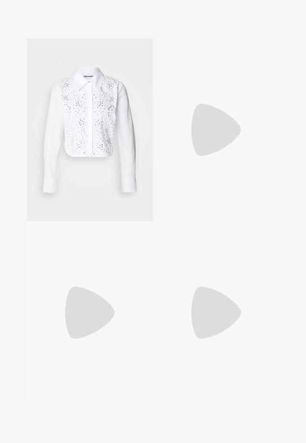 Hvid ærmeløs tanktop lavet af ribbet stof, med rund halsudskæring og sømløse kanter for en glat pasform.; Hvid cropped skjorte med krave, der har sølvfarvede pyntesten foran. Knaplukning, lange ærmer med manchetter.; Lyseblå brede jeans lavet af denim, med høj talje, falmet vask og subtil tie-dye mønster langs fronten.; Beige blokhælede mules med åben tå, der har et mønstret overdel og en glat finish. Blokhælen har en lille sort accent ved bunden.