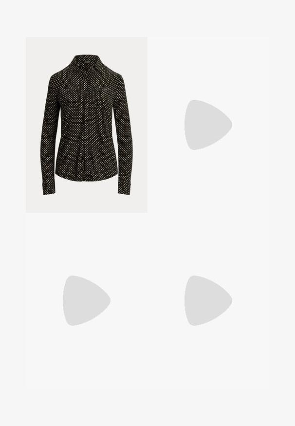 Cămașă neagră cu nasturi, cu un model în pătratul alb, mâneci lungi, guler și două buzunare frontale, fabricată dintr-un material moale.; Pantaloni largi din in maro cu talie elastică, având două buzunare laterale și o textură moale. Design simplu și neîmbelșugat.; Adidași negri și aurii cu talpă albă curbată. Material texturat cu accente de logo. Asortați cu pantaloni largi din denim albastru.; Geantă crossbody din piele texturată maro, cu curea din lanț aurit și închidere cu clapetă. Partea din față prezintă detalii cu logo și o buzunar sub clapetă.