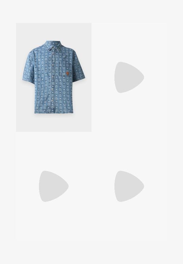 T-shirt en coton noir avec un graphique coloré sur le thème des coraux avec le mot "NOUVEAU" en teintes de bleu et de jaune. Encolure ronde et manches courtes.; Chemise en denim bleu clair à manches courtes avec motif géométrique blanc sur l'ensemble, poche frontale et patch logo marron, dotée de boutons en métal.; Shorts en denim de couleur bleue avec des panneaux à motifs mettant en avant des logos, poches plaquées et une taille classique avec une fermeture à bouton en métal.; Mocassins en cuir noir avec un embout rond, présentant des accents en métal doré et des détails de couture, montés sur une semelle en caoutchouc texturé et basse.