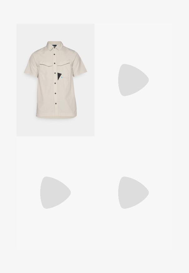 Beige Kurzarmhemd mit kragenähnlichem Ausschnitt, zwei Fronttaschen, schwarzen Knöpfen und einem dreieckigen blauen und schwarzen Akzent auf der Brusttasche.; Beige Cargo-Hosen mit weitem Bein, tailliertem Bund, zwei seitlichen Taschen und Kniepatches. Glatte Textur mit verstärkten Nähdetails.; Schwarze Sportschuhe mit einer robusten Sohle, Obermaterial aus Mesh und Synthetik, strukturierten Akzenten und Vibram-Branding an der Außensohle.; Schwarzer Rucksack mit einem dreieckigen Logo, 26L Volumen, Reißverschlussverschluss, strukturiertem Unterteil und kontrastierenden roten Akzenten für zusätzliche Details.