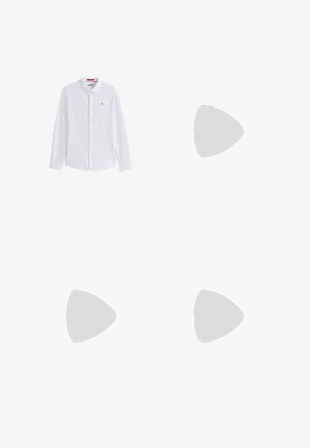 Bala garām pieduru krekls ar pogas apkakli, ar nelielu izšūtu logotipu kreisajā krūtī un gludu tekstūru.; Beige kokvilnas bikses ar taisnu kāju dizainu, ar divām priekšējām kabatām, vienu pogu aizdari un redzamu šuvju akcentiem.; Bēša zamšādas kurpe ar auklām, ar šuvju detaļām un gumijas zoli. Forma ir ikdienas, ar nedaudz paceltu papēdi.; Melna ādas crossbody soma ar vāciņu, divām sudraba sprādzēm, dzeltena diega šuvēm un regulējamu siksnu. Iespējas ar gludu faktūru un kompakto dizainu.