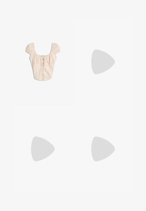 Jasnoróżowa bluzka z bufiastymi rękawami, kwadratowym dekoltem i pionowymi fałdami. Posiada zawiązywane z przodu zapięcie z pasującymi wstążkami.; Czarne deninowe szorty kuloty z kieszeniami haftowanymi w kwiaty i wzorem smoka. Posiadają zapięcie na guziki oraz nadrukowane logo z tyłu.; Różowe lakierowane sandały na obcasie z kwiatowym akcentem na palcu, z regulowanym paskiem wokół kostki oraz cienkim, krótkim obcasem.; Czarna skórzana torebka o zakrzywionym kształcie, z odpinanym paskiem i złotymi akcentami. Torebka posiada klapę z zapięciem w kształcie klamry.