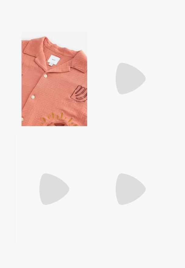 Maglietta a maniche corte color pesca realizzata in tessuto testurizzato, con bottoni, colletto e un design ricamato con linee curve in giallo e marrone.; Pantaloni neri su misura con chiusura a bottone, passanti per cintura e gamba dritta slim, esposti su uno sfondo bianco.; Mocassini in pelle nera con punta rotonda, caratterizzati da un design cucito, suola piatta bassa e un battistrada in gomma testurizzata e scolpita.; Occhiali da sole neri con montatura ottagonale, lenti scure, finitura lucida, aste sottili e dettagli dorati sul davanti.