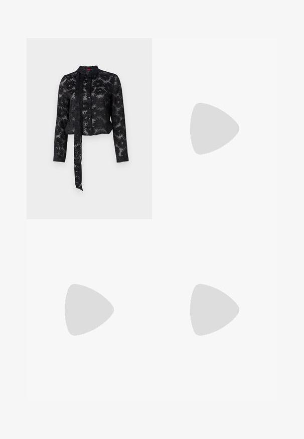 Bluză transparentă neagră cu model floral brodat, mâneci lungi, deschidere cu nasturi și închidere cu fundă la gât. Material texturat, croi scurt.; Fustă albă cu un design pliat, având un model geometric albastru închis format din linii intersectante. Talie elastică cu detaliu de șnur.; Pantof cu toc înalt din piele neagră, cu vârf ascuțit, curea pentru gleznă și toc subțire. Textură netedă, cu un accent aurie la baza tocului.; Geantă de umăr din piele neagră cu un design geometric, bază plată și un strap scurt. Prezintă un mic detaliu din metal auriu.