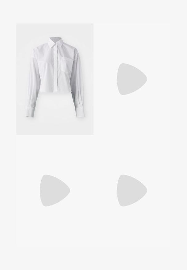 Witte cropped button-up shirt met lange mouwen, een borstzak aan de linkerkant en een klassieke puntige kraag, weergegeven op een witte achtergrond.; Bruine broek met streepjes, met een getailleerd ontwerp, voorzien van een knoopsluiting aan de voorkant en een rechte pijp. Zachte stoftextuur.; Zwarte leren enkellaars met een dikke zool, voorzien van meerdere banden en gouden hardware accenten. Soepele textuur, robuust ontwerp.; Zwarte leren handtas met een gestructureerde oppervlakte, zilveren hardware, sluiting met een haak, en een korte handgreep om te dragen. Compacter en gestructureerd ontwerp.