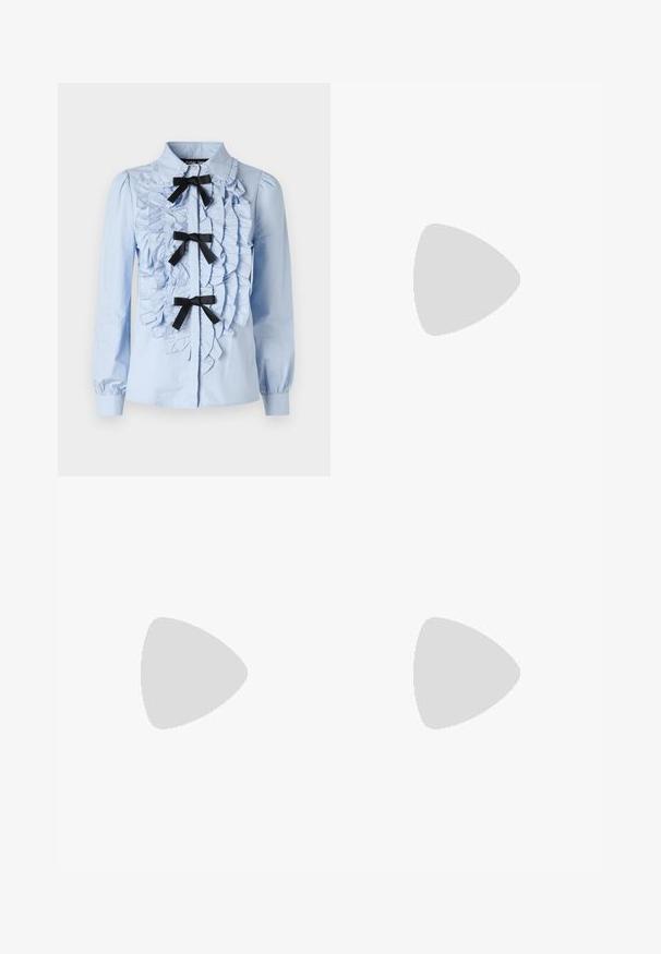 Camisa de mangas longas azul-claro com detalhe franzido na frente, três acabamentos em fita preta e colarinho clássico. Tecido de algodão suave.; Jeans de denim azul escuro com um design de perna reta, apresentando um fecho de botão e zíper, além de detalhes em costura laranja.; Sapatilha alta de tela branca com sola de borracha preta, bico de borracha na frente e seis ilhós para os atacadores, apresentando um design limpo e minimalista.; Bolsa de mão em couro vermelho com um design angular e geométrico. Apresenta uma única alça ajustável e um fecho com aba, com detalhes cosidos.