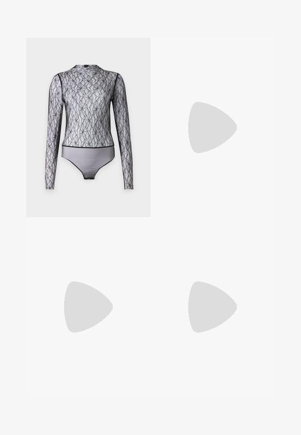 Valkoinen lyhytnenäinen t-paita, joka on valmistettu puuvillasta ja jossa on musta graafinen logo edessä. Pyöreä kaula-aukko ja lyhyet hihat. Sujuva rakenne.; Musta pitkähihaisesti bodysuit, joka on valmistettu läpikuultavasta pitsistä ja jossa on kukkakuvioita. Ominaisuuksiin kuuluu korkea kaula-aukko ja kontrastivärinen musta reunus reunoissa ja helman kohdalla.; Tummansiniset leveälahkeiset farkut, jotka on valmistettu denimmateriaalista. Ominaisuuksiin kuuluu korkea vyötärö, etupocketit ja halkiokohdat helman kohdalla. Klassinen viiden taskun muotoilu.; Musta nahkainen ballerina, jossa on pyöristetty kärki, sileä pinta, minimaalinen ommelkoristelu ja joustava pohjamuotoilu.