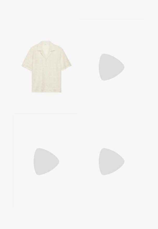 Košile s krátkým rukávem ze světle krémové látky, s texturovaným perforovaným designem se čtvercovými vzory a špičatým límcem.; Béžové bavlněné šortky s volným střihem, elastickým pasem a bílým šňůrkovým stahováním. Mají boční kapsy a hladkou texturu.; Bílé nízké tenisky vyrobené z hladké kůže. Mají tmavě modrý opatek a červený akcent na podrážce. Šest ok pro tkaničky.; Černé sluneční brýle s kulatými skly, matným povrchem a charakteristickým tvarovým kočičím okem. Úzké nožičky s nenápadným logem na levém rámu.