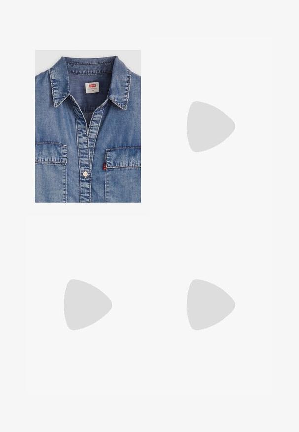 Chemise en denim bleu clair avec un col pointu, deux poches avant, fermeture à boutons et détails de coutures contrastantes. L'étiquette indique "Levi's".; Shorts en denim beige avec une taille élastique, deux poches avant et des ourlets retournés. Associés à des sandales à talons noires à lanières.; Baskets en suède gris avec des rayures bleu clair, semelle en caoutchouc caramel et accents de logo. Design basse avec bout rond et fermeture à lacets.; Lunettes de soleil en métal doré avec des verres vert foncé, de style aviateur, dotées de branches fines et d'accents en écaille de tortue sur les embouts.