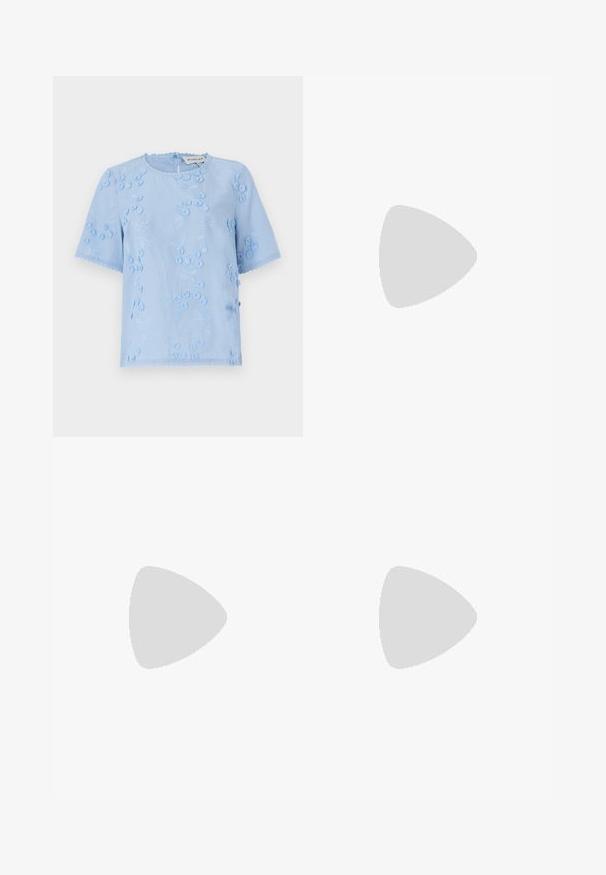 Bluză scurtă, de culoare albastru deschis, cu broderie florală, accente texturate și margini zimțate. Decolteu rotund cu închidere cu buton la spate.; Fustă din denim albastru închis, cu o croială tip wrap și talie legată, având cusături diagonale și o textură netedă. Lungimea se extinde până just sub genunchi.; Cizmă din piele neagră, până la genunchi, cu vârf ascuțit și un design minimalist. Textură netedă și talpă plată, având detalii discrete de cusătură pe lateral.; Weekend Max Mara SENAPE - Mănuși - nero