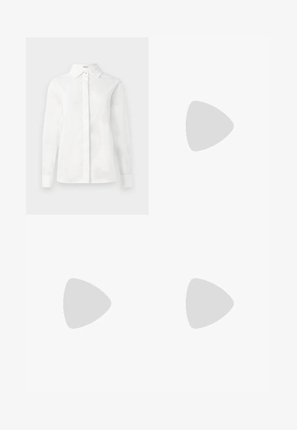 Weißes Langarmhemd aus glattem Baumwollstoff, mit spitzem Kragen, zentraler Knopfleiste und gerade geschnittenem Saum mit geknöpften Manschetten.; Weißer, knöchellanger Rock aus filigraner Blumenspitze mit gewelltem Saum. Elastischer Bund für eine lockere Passform. Strukturiertes, zartes Muster.; Nude patentleder Slingback-Absatzschuh mit spitzer Zehenpartie, offenem Vorderblatt und dünnem Stiletto-Absatz. Verfügt über ein kreisförmiges goldfarbenes Akzent auf dem Riemen.; Braune Lederhandtasche mit wellenförmigem Design, ausgestattet mit zwei kreisförmigen goldenen Akzenten und einem abnehmbaren Schulterriemen für vielseitigen Tragekomfort.