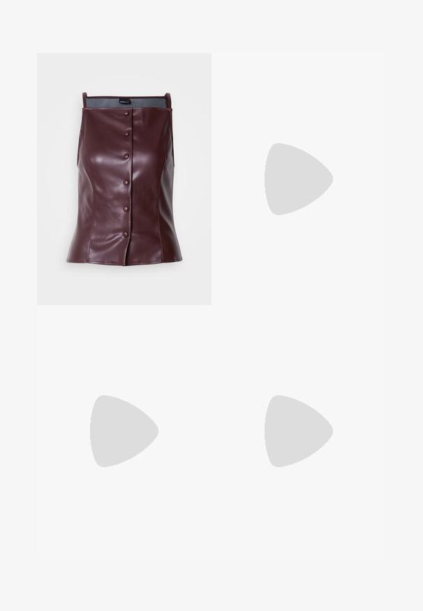 Top senza maniche bordeaux in ecopelle con vestibilità su misura. Presenta una chiusura anteriore a bottoni e una texture liscia e lucida.; Gonna plissettata rossa realizzata in un tessuto dalla texture morbida. Presenta una vita con passanti per cintura e pieghe strutturate per un volume aggiuntivo.; Scarpa slingback in vernice nera con punta affusolata, cinturini alla caviglia con fibbie in argento e accessori, e tacco sottile.; Borsa a tracolla nera in pelle con una forma curva, manico rimovibile e accessori dorati. La borsa presenta una patta con un dettaglio a fibbia.