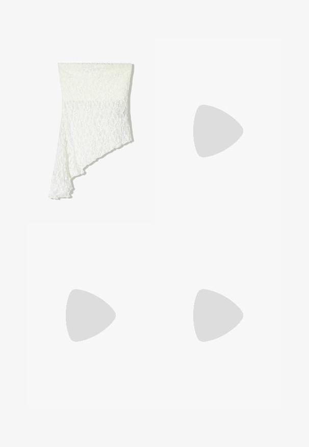 Bershka Bluza - white; Urban Classics Kratke hlače - schwarz; Anna Field Natikači - white; VOGUE Eyewear Sončna očala - black; Michael Kors denarnica v bež lakiranem platnu z mišičnim vzorcem ponavljajočega se logotipa MK, z zlatim okovjem in snemljivo verižico.