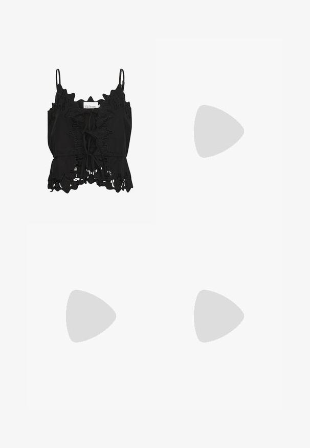 Top noir sans manches avec des bords à volants, des détails en dentelle raffinés et un nœud à l'avant, fabriqué dans un tissu léger.; Jupe beige longueur genoux avec une taille élastique, fabriquée en tissu léger, dotée de deux poches latérales et d'un design plissé simple.; Sandales à glissière en daim marron avec un design de brides entrecroisées et une semelle plate. Texture douce et forme minimaliste. Convient pour une tenue décontractée.; Lunettes de soleil avec une monture noire angulaire sur un mannequin portant un pull gris, mettant en valeur un tricot texturé et une veste en cuir noir portée par un autre mannequin.