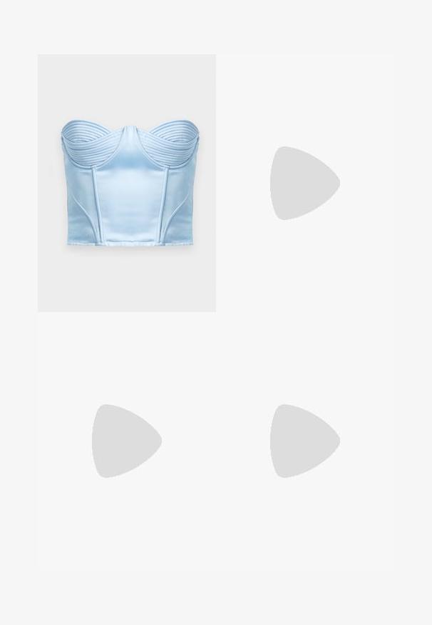 Világoskék selyemhatású fűző felső szerkezeti bordázott részletekkel a nyakkivágásnál és függőleges varratokkal a formázás érdekében. Simább textúra, pánt nélküli kialakítás.; Kék velúr maxi szoknya gyűrődő részletekkel a deréknál, oldalsó hasítékkal és sima textúrával a lágy sziluettért.; Burgundi színű, lakkbőr, hátsó pántos magassarkú cipők, hegyes orral és elegáns tűsarkakkal. Nyitott hátsó dizájn, állítható bokapánttal.; Fekete bőr tote táska fényes felülettel, ívelt tetejével, két vállpántjával és arany színű fémrészlettel az elején.