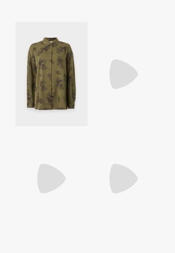 Olivově zelená košile s dlouhým rukávem a knoflíkovým zapínáním s tmavými květinovými vzory a špičatým límečkem.; Olivově zelené široké kalhoty s hladkou texturou, s vysokým pasem a řaseným předním dílem. Doplněné o špičaté černé podpatky.; Burgundské lakové baleríny s kulatou špičkou, malou mašlí vpředu a nízkou černou gumovou podrážkou. Hladký povrch.; Bílá obdélníková psaníčko vyrobené z lesklého materiálu, se stříbrným řetízkovým popruhem. Modelka pózuje a předvádí tašku na jednobarevném pozadí.