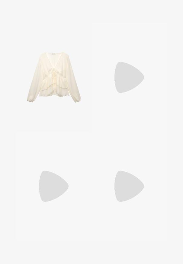 Krém színű blúz V-nyakkal, hosszú ballonujjakkal és réteges fodrokkal az alján, a hát közepén megkötős részlettel.; Világoskék farmer rövidnadrág magas derekú, öt zsebbel, látható varrással és rojtos szegéllyel. Gombos és cipzáros záródással rendelkezik.; Barna bőr, térd fölé érő csizma kerek orral, texturált felülettel és alacsony, stakolt sarokkal. Oldalsó panel és húzóhurok található a tetején.; Szőtt szalmából készült táska, széles, kúpos formával, két fekete bőrkarral. Természetes bézs szín, texturált felülettel.