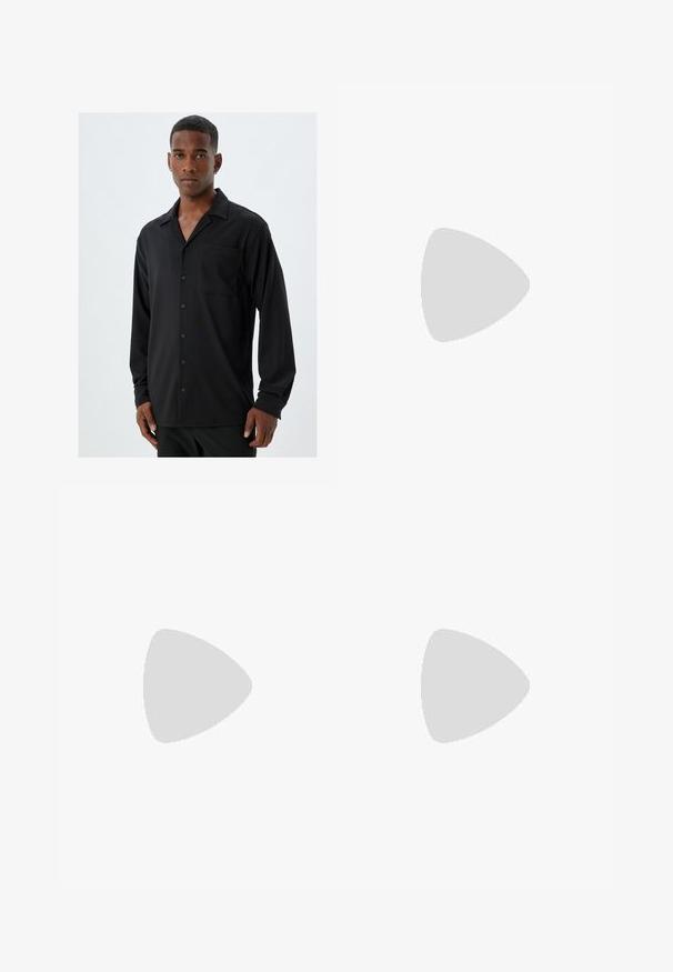 Camiseta negra de manga corta y cuello redondo, hecha de algodón. Presenta un corte relajado y una textura suave sin patrones ni acentos visibles.; Camisa negra de manga larga con cuello de muesca, bolsillo frontal y cierre de botones; tela suave con una textura sutil.; Pantalones beige, ligeros, con un ajuste relajado, pliegues doblados en la parte delantera, cierre de botón y dobladillos con puños. Textura suave, diseño minimalista.; Chancla negra con una plantilla texturizada, tiras delgadas y una suela de goma que presenta una línea de acento verde y azul a lo largo de la base.