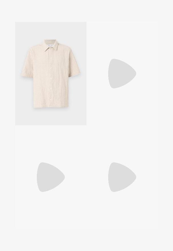 Kurzärmliges, hellbeiges Hemd mit einem Gittermuster in sanftem Braun, knopfbarem Design und klassischem Kragen. Glatte Stofftextur.; Schwarze, plissierte Hose aus weichem Stoff mit einem einzelnen Knopfverschluss, schmal zulaufenden Beinen und ohne sichtbare Muster oder Akzente.; Calvin Klein HYBRID CUP - Slipper - triple black; Schwarze Lederaktenmappe mit strukturiertem Finish, doppelten Griffen, abnehmbarem Schultergurt und einem Logo-Detail an der Vorderseite. Reißverschlussverschluss.