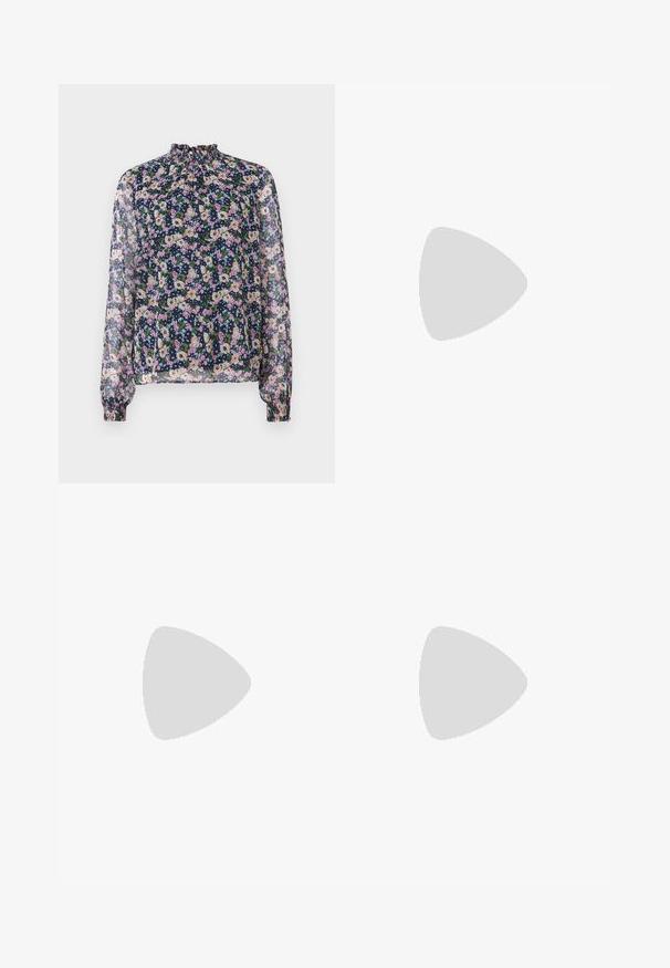 Blouse florale avec un col haut, des manches longues et des poignets élastiques. Tissu transparent avec un fond bleu marine et des motifs de fleurs colorées.; Shorts blancs en lin avec un motif à pois noirs. Présentent des plis et des poches latérales. Taille ajustée avec une finition soignée.; Mocassins en cuir noir avec un nœud lié, présentant des œillets dorés le long des côtés et une semelle en caoutchouc plate. Texture lisse, design classique.; Sac à main en simili cuir noir avec une texture crocodile, un dessus resserré et une sangle froncée. A l'apparence douce et compacte.