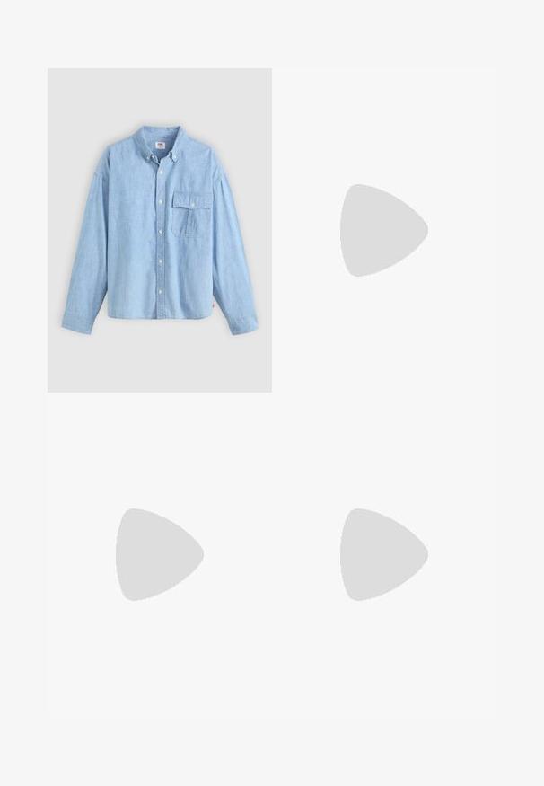 Bordeaux kortgerimpeld polo-shirt met een open geweven structuur, voorzien van een V-hals en een gestructureerde kraag, gemaakt van lichtgewicht breimateriaal.; Lichtblauwe button-up shirt gemaakt van chambray stof. Bevat een kraag, lange mouwen en een borstzak met een klep en knop.; Zwarte gestreepte wijde broek met plooien, met een op maat gemaakt ontwerp en een zachte textuur. Geen zichtbare hardware of accenten.; Zwarte leren loafers met een gladde afwerking, ronde neus en decoratieve stiksels op de wreef. Lage gestapelde hak en een lichte glans.