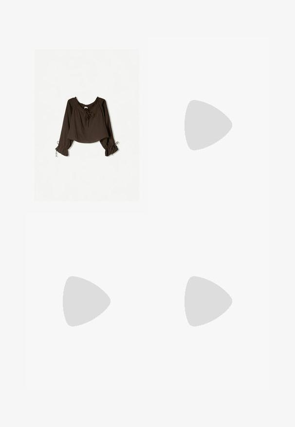 Bruine, lichte blouse met een losse pasvorm, een off-the-shoulder halslijn en gerimpelde manchetten met koordjes. Getextureerde stof.; Grijze wijde broek met een geplooid ontwerp, textuur van de stof, twee knopen aan de taille en zijvakken. Gepaard met witte en oranje sneakers.; Witte en zwarte rubberen slippers met een gestructureerde voetbed, dunne bandjes en contrasterende kleuren. Elk paar heeft een eenvoudig ontwerp en minimale branding.; Bruine tote bag gemaakt van glad materiaal, met een grote voorkantzak, twee handvatten en een vereenvoudigd, gestructureerd ontwerp.