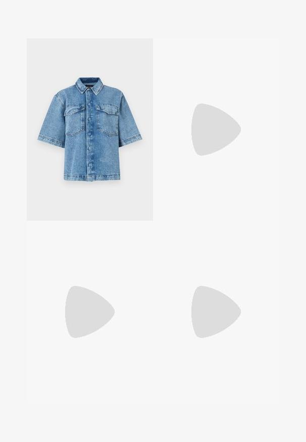 Short-sleeve denim shirt in light blue, featuring a spread collar, two chest pockets, and button-front closure, with a relaxed fit and visible stitching.; Cream-colored wide-leg pants with a textured, pleated design and an elastic waistband. Straight cut with a soft, flowing appearance.; Black leather slingback shoe with a pointed toe and a slim, curved heel. Features a discrete adjustable strap with a metal buckle.; White vegan leather handbag with curved design, featuring decorative lacing on the sides and a single shoulder strap.