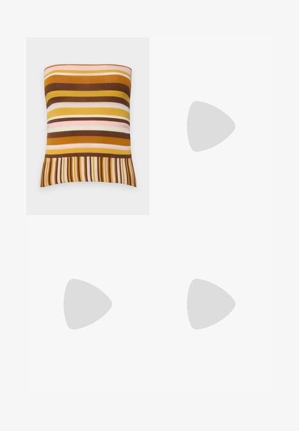 Top canelado sem alças com riscas horizontais em tons de castanho, amarelo e rosa, com uma bainha assimétrica de riscas finas alternadas.; Calças de linho de perna larga em branco sujo, com uma textura suave, pregas frontais e bolsos laterais. Design simples e despretensioso.; Sandália de cunha com uma plataforma de juta natural, parte superior em tecido creme e dois detalhes florais em camadas; possui uma alça fina no tornozelo com fivela.; Saco tote castanho tecido com um padrão aberto, forma retangular e duas alças trançadas. Apresenta uma base sólida para suporte.